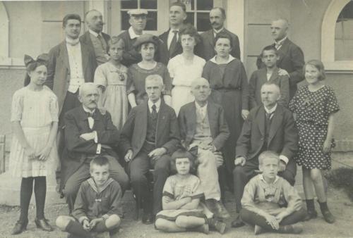 Fotografie Spolku loutkářů v Lounech v roce 1924. Zleva první sedící muž je tehdejší principál Jan Tregler.